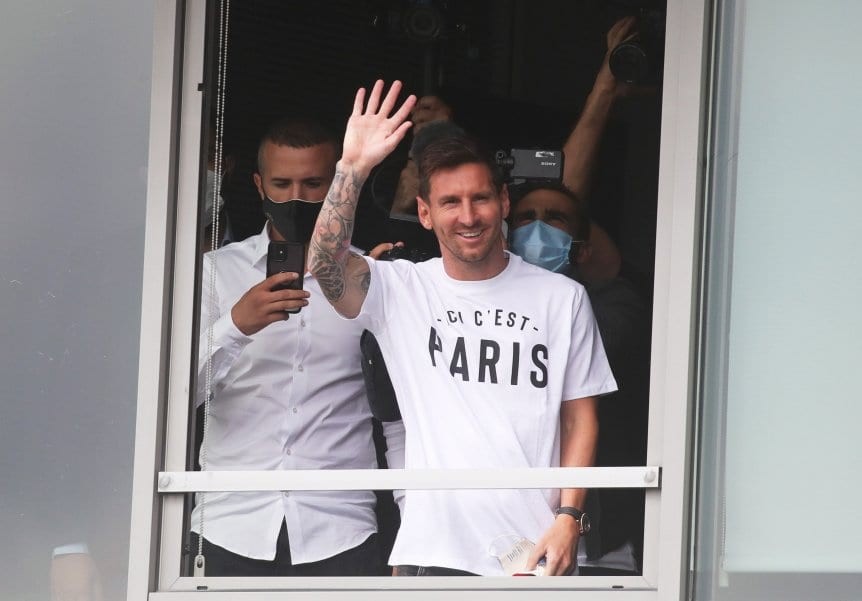 messi-paris-aeropuerto-saludo-psg_w862.jpg